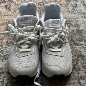 New Balance Women’s 7.5 White and Gray Sneakers